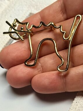 Vintage Gold Tone Scared Cat Outline Brooch